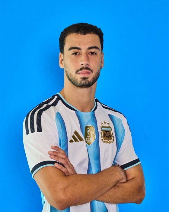 Joaquín Altavilla, fundador de Trazo Data, de brazos cruzados sobre un fondo azul.